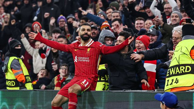 Salah festja, sentado num placar publicitário, o golo marcado pelo Liverpool ao Lille
