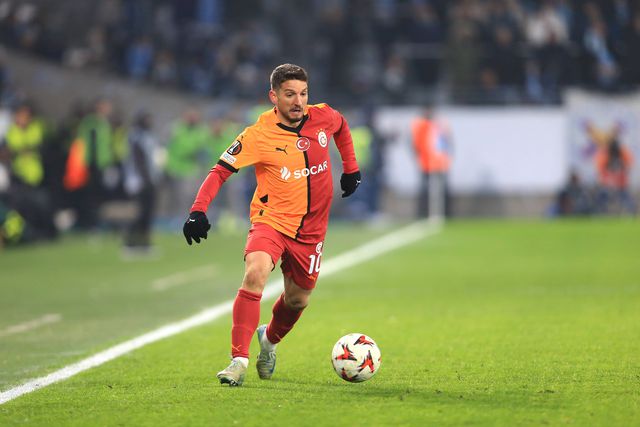 Dries Mertens, 37 anos, a jogar pelo Galatasaray no terreno do Malmo para a Liga Europa
