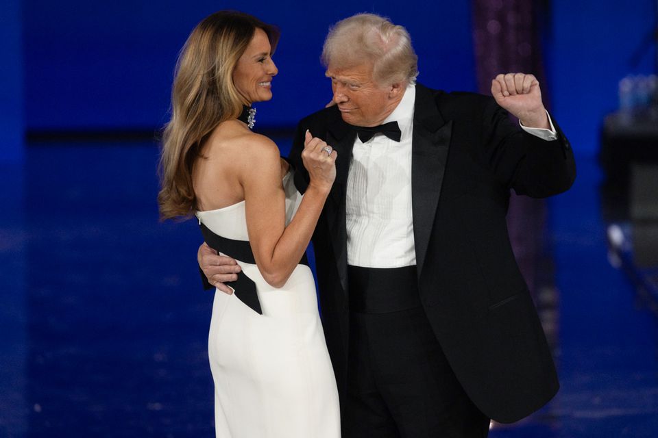 Donald Trump e primeira dama Melania Trump dançam no Liberty Ball, um dos momentos da tomada de posse em Washington