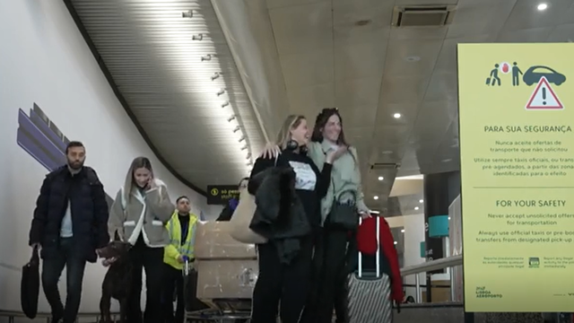 Agente, namorada e cão de Rafa Silva 'apanhados' na chegada a Lisboa