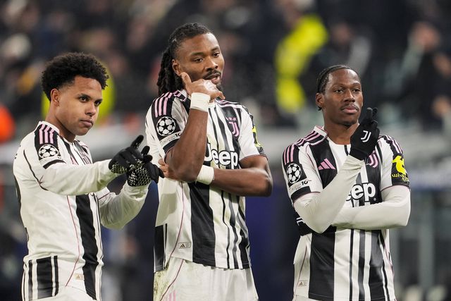 McKennie, Thuram e Jonathan David, jogadores da  Juventus, festejam golo marcado ao Benfica - Foto Imago