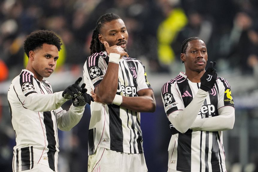 McKennie, Thuram e Jonathan David, jogadores da  Juventus, festejam golo marcado ao Benfica - Foto Imago