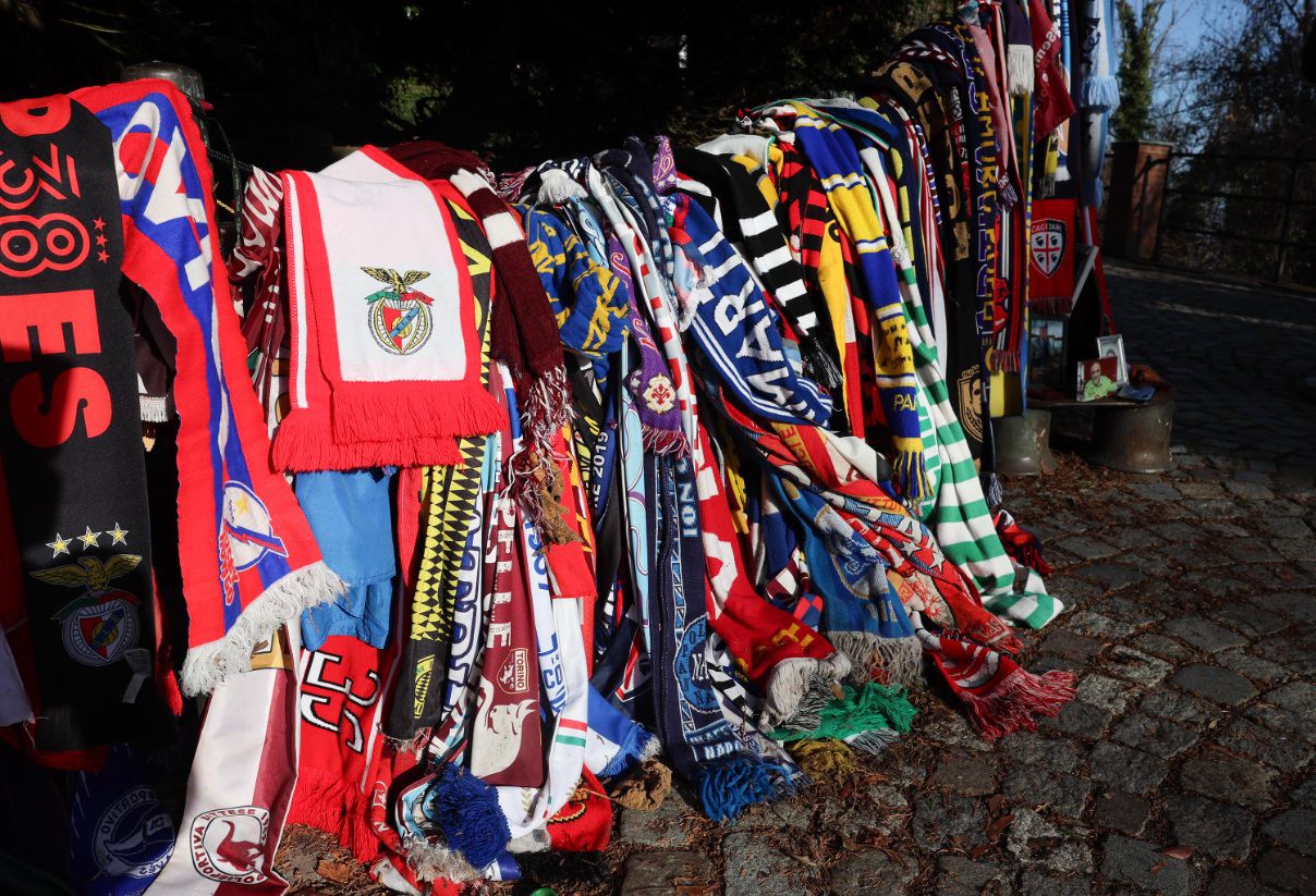 Cachecóis e stickers adornam o local de homenagem  - Foto: SL Benfica