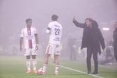 Paulo Fonseca a orientar um jogo do Lyon na Ligue 1, contra o Brest