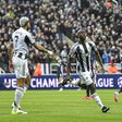 Newcastle bate PSV e fica em lugar de apuramento direto