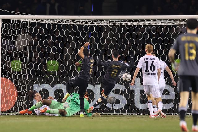 Champions: ex-Portimonense leva carrasco do Benfica à beira do apuramento