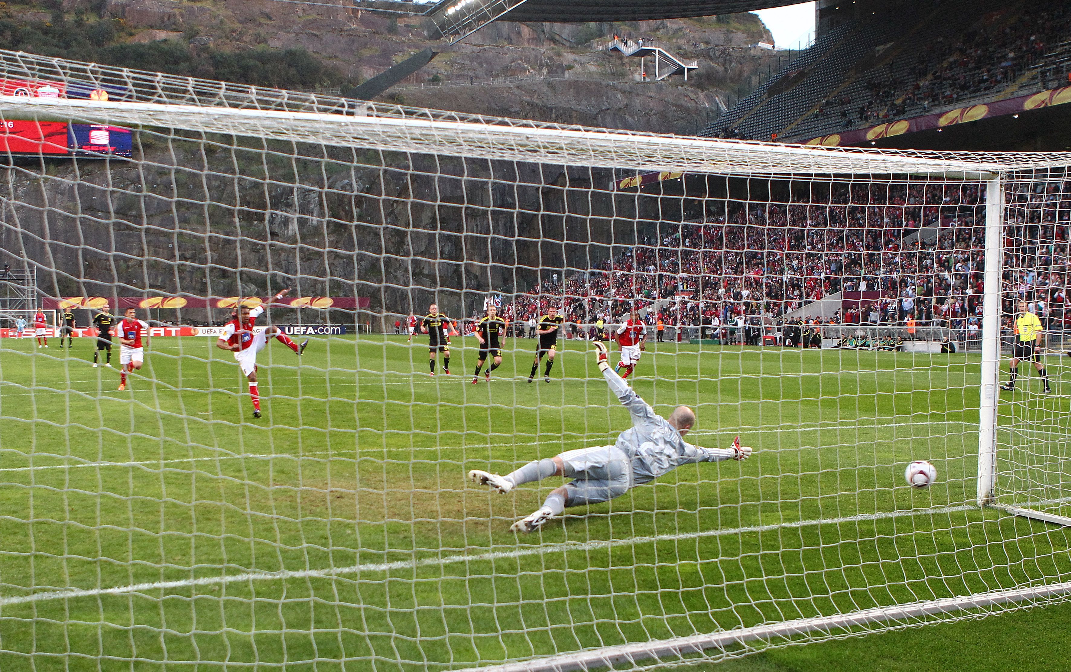 SC Braga 1-0 Liverpool, 10 de março de 2011. Um penálti de Alan, aos 18', selou uma vitória histórica dos bracarenses em caminhada até à final da Liga Europa. O empate 0-0 na segunda mão confirmou qualificação para os quartos de final - Foto: A BOLA
