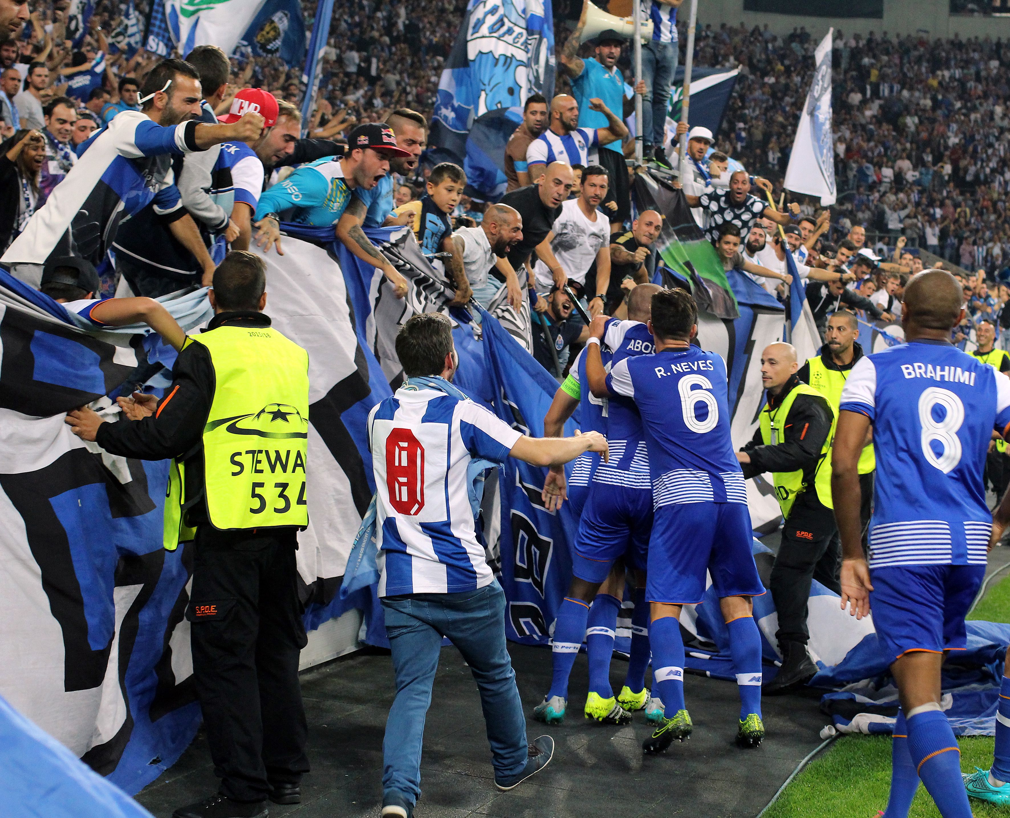 FC Porto 2-Chelsea 1, 29 de setembro de 2015. André André e Maicon construíram vitória azul e branca contra os 'blues', em mais um regresso de Mourinho ao Dragão - Foto: A BOLA
