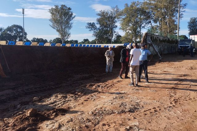Já se iniciaram as obras para reconstrução de bancada do estádio do Bravos do Maquis...