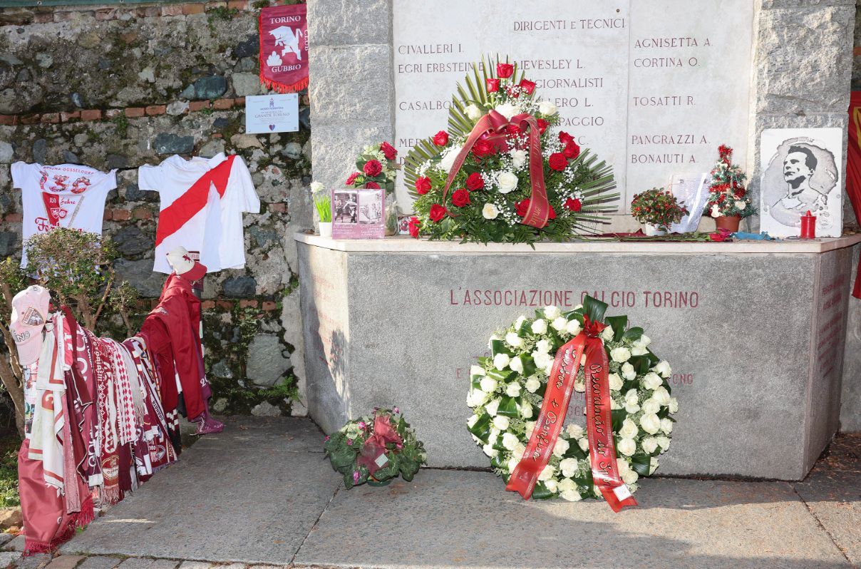A coroa de flores depositada pelas águais - Foto: SL Benfica