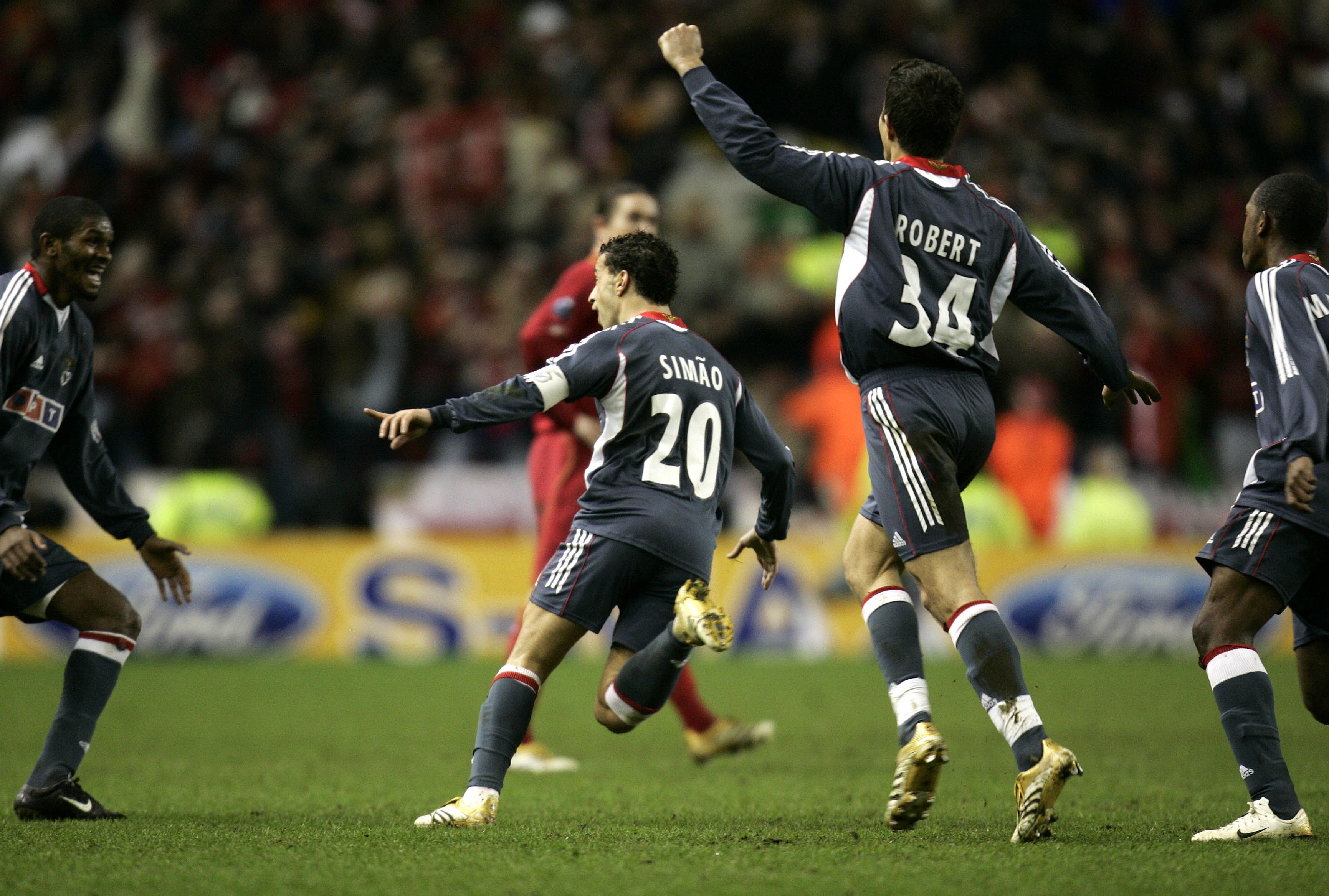 Liverpool 0-2 Benfica, 8 de março de 2006. Obra de arte de Simão, aos 36' e bicicleta de Miccoli, aos 89', selaram vitória encarnada notável e passagem aos quartos de final, sem qualquer golo sofrido - Foto: A BOLA