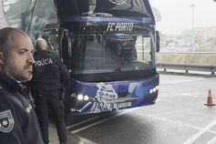 'Bês' à vista e alguns adeptos no aeroporto: a partida do FC Porto para Plzen