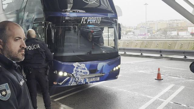 'Bês' à vista e alguns adeptos no aeroporto: a partida do FC Porto para Plzen