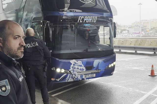 'Bês' à vista e alguns adeptos no aeroporto: a partida do FC Porto para Plzen