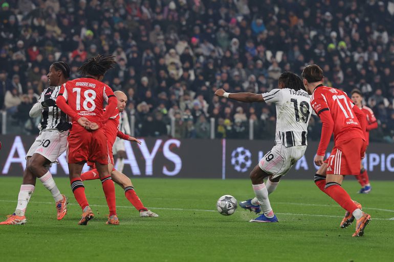 Momento em que Thuram chuta para o prieiro golo - Foto: IMAGO