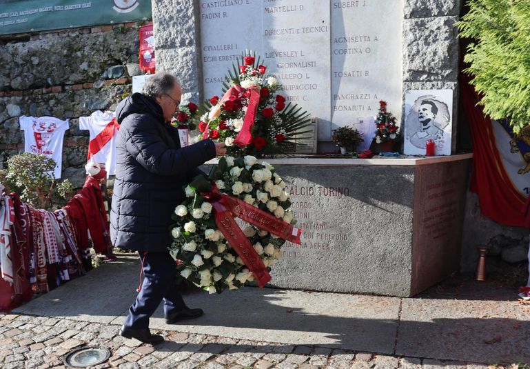 Dirigente das águias deposita coroa de flores -  Foto: SL Benfica