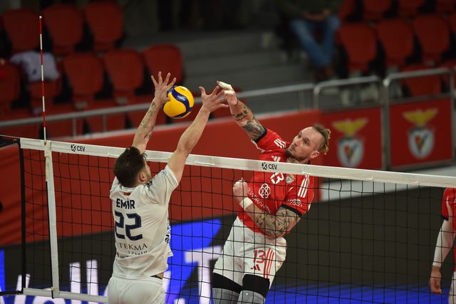 Benfica dá a volta a turcos em noite de emoções na Luz