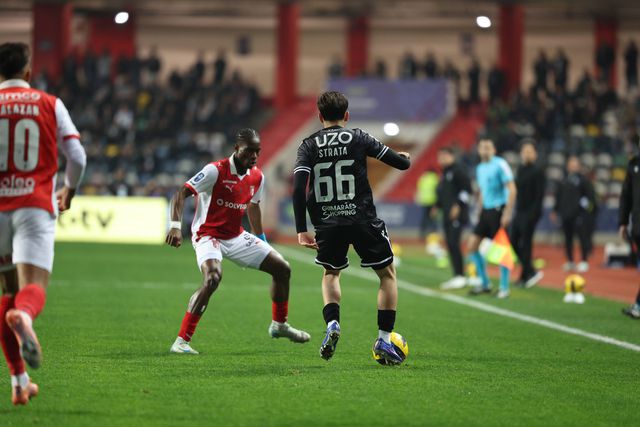 V. Guimarães: dois craques 'às direitas' dão garantias a Luís Pinto