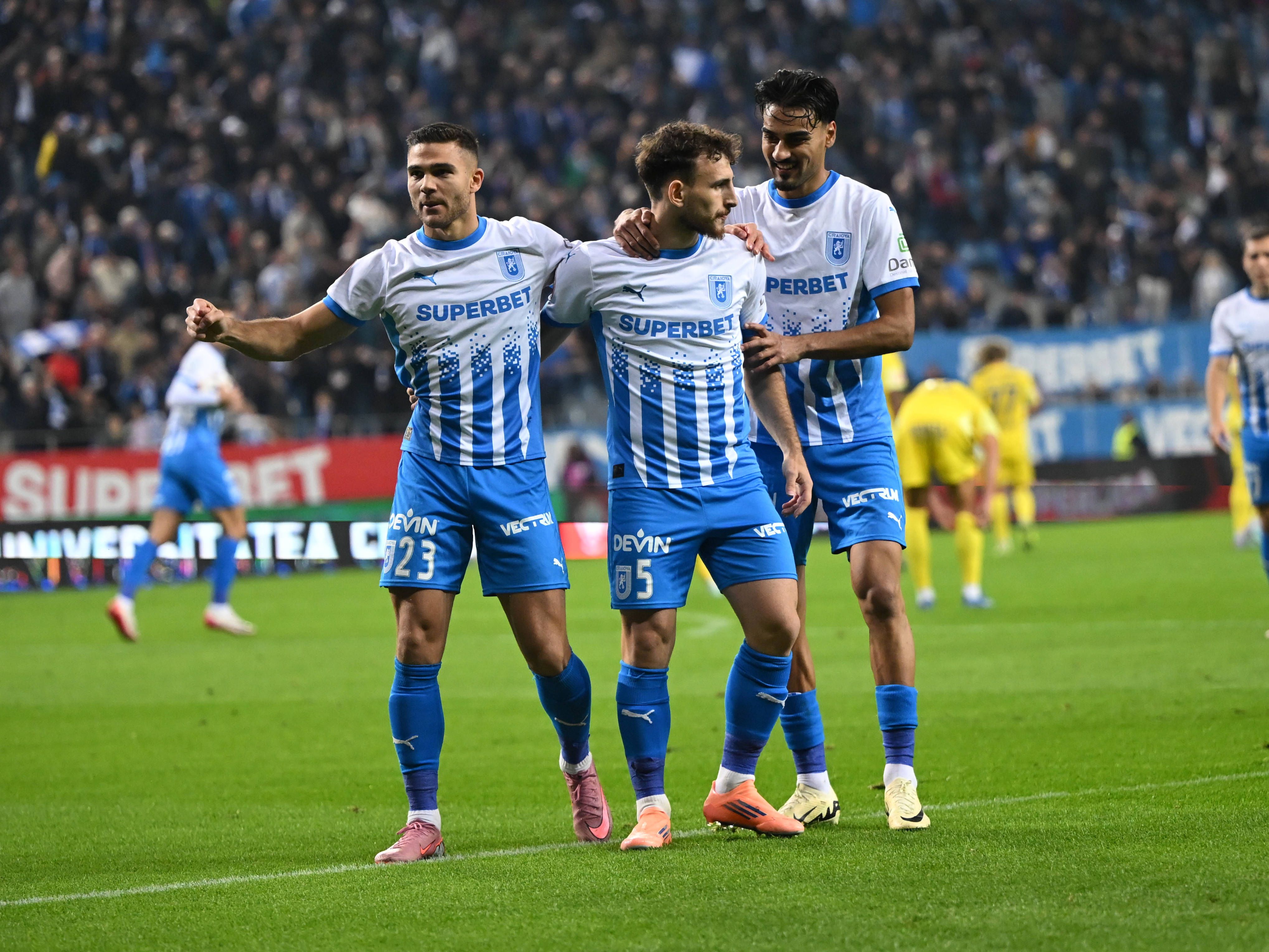 Samuel Teles a festejar um golo do Universitatea Craiova na UEFA Conference League