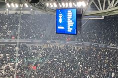 Bancadas reagem ruidosamente ao anúncio do onze do Benfica no estádio