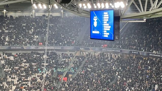 Bancadas reagem ruidosamente ao anúncio do onze do Benfica no estádio