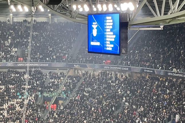Bancadas reagem ruidosamente ao anúncio do onze do Benfica no estádio