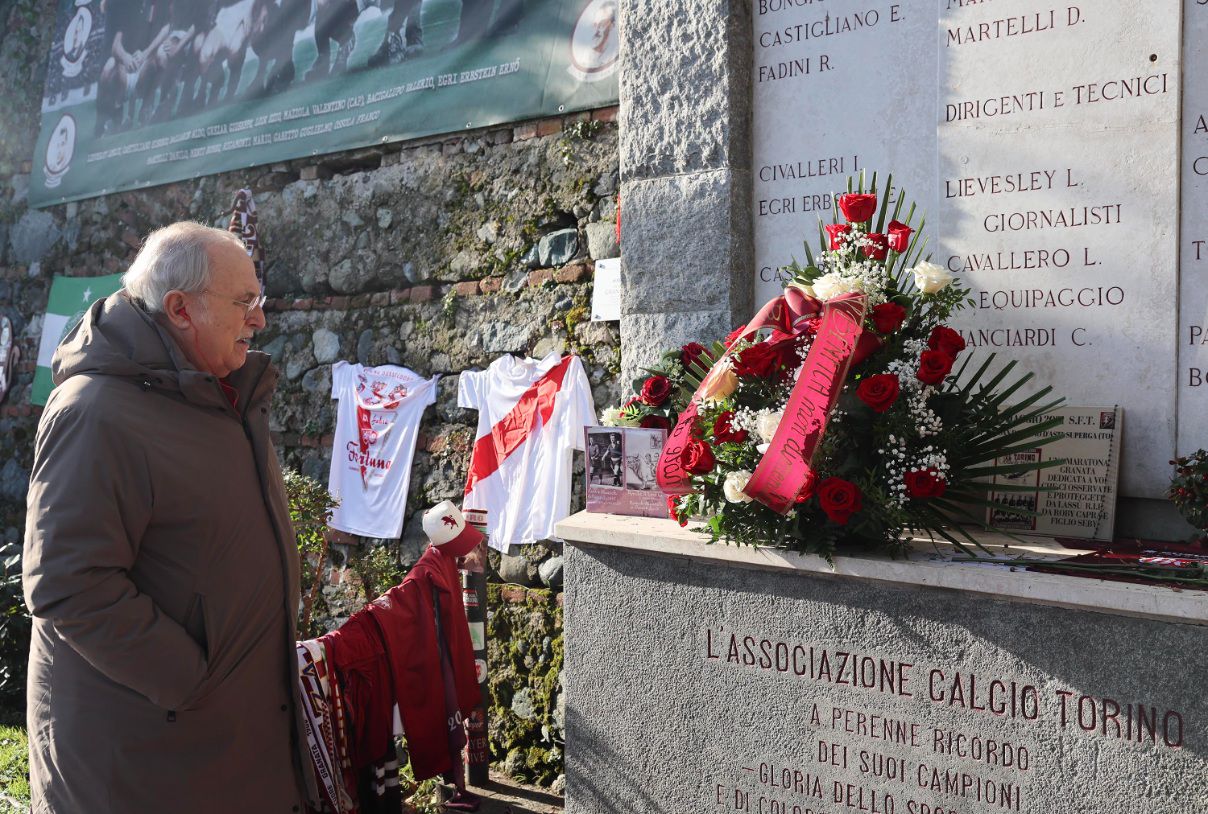 A coroa de flores depositada pelas águais - Foto: SL Benfica