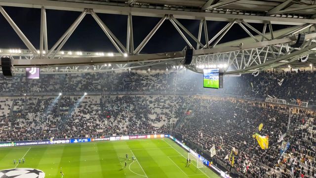 O ambiente nas bancadas antes do início do Juventus-Benfica