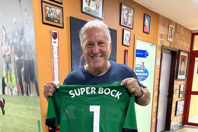 Zico com camisola do Sporting em homenagem ao... pai