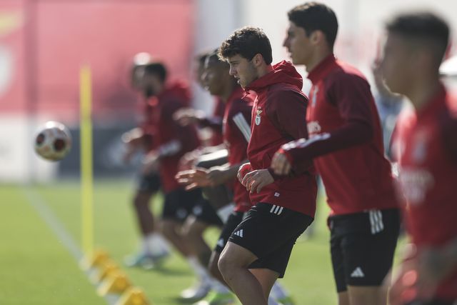 João Neves já no treino do Benfica antes do Toulouse, Bernat é única baixa