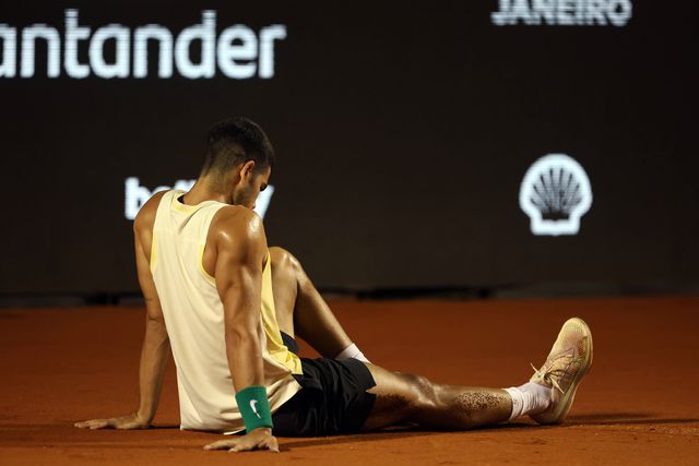 Carlos Alcaraz lesiona-se no tornozelo e desiste no Rio de Janeiro