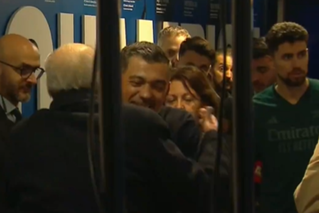 Vídeo: o abraço entre Pinto da Costa e Sérgio Conceição no final do FC Porto-Arsenal