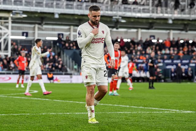 Luke Shaw volta a lesionar-se e deve falhar o resto da temporada