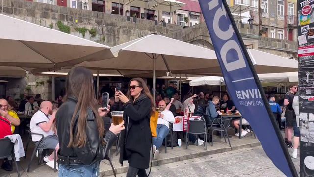 Adeptos do Arsenal enchem a Ribeira do Porto