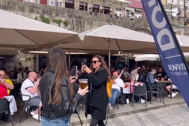 Adeptos do Arsenal enchem a Ribeira do Porto