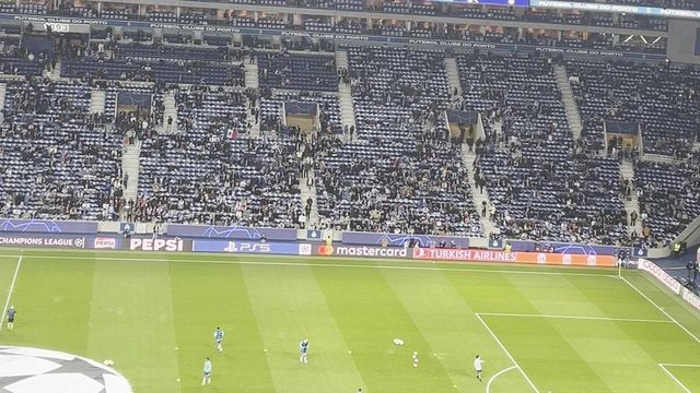 A entrada do FC Porto para o aquecimento para o jogo com o Arsenal