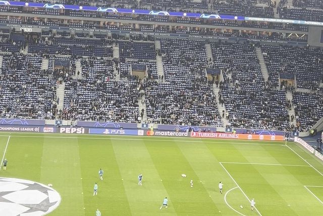 A entrada do FC Porto para o aquecimento para o jogo com o Arsenal