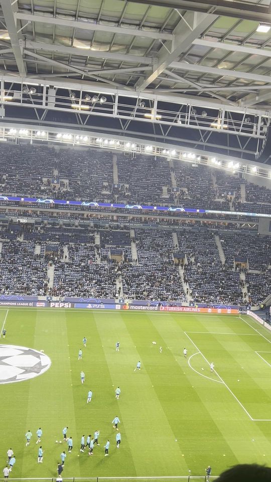 A entrada do FC Porto para o aquecimento para o jogo com o Arsenal