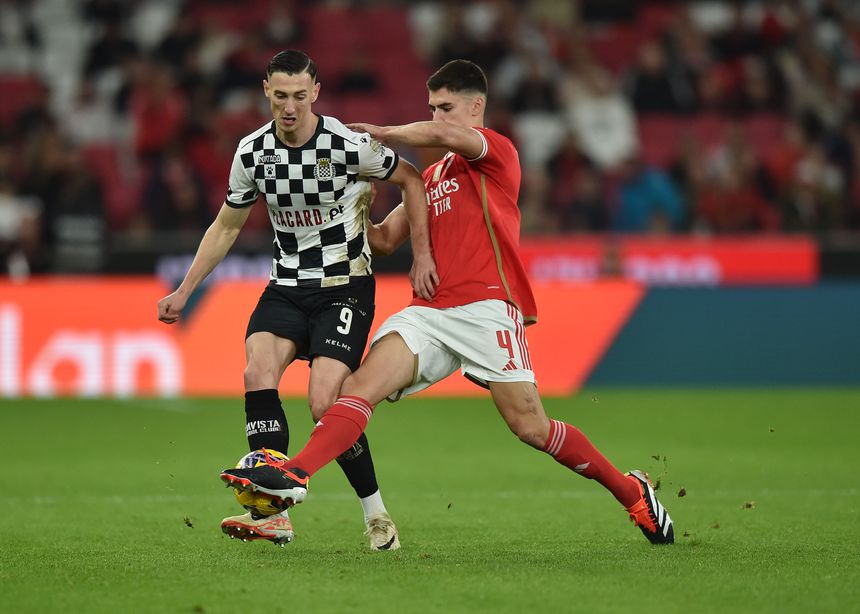 Lance entre Bozeník, avançado do Boavista, e António Silva, defesa do Benfica, equipas que jogam neste sábado em encontro da 23.ª jornada da Liga Portugal Betclic