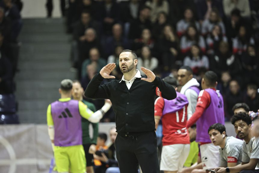 Cassiano Klein, treinador do Benfica, dá instruções para dentro de campo