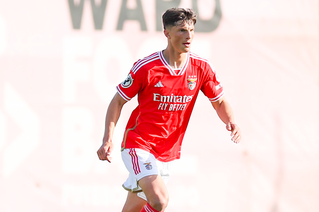 Oficial: Benfica transfere jovem central