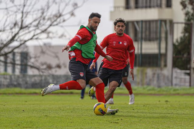 Luís Rocha, a conduzir a bola num treino realizado nos Açores