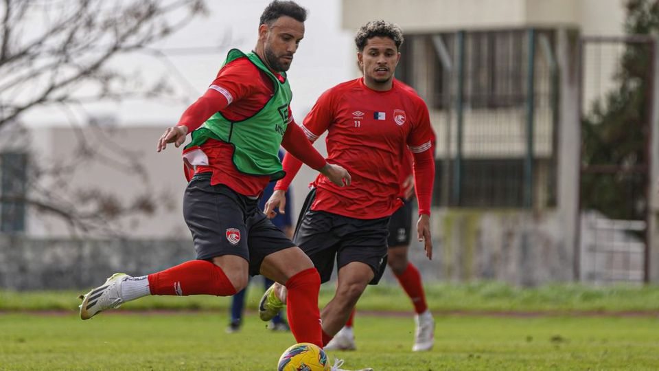 Luís Rocha, a conduzir a bola num treino realizado nos Açores
