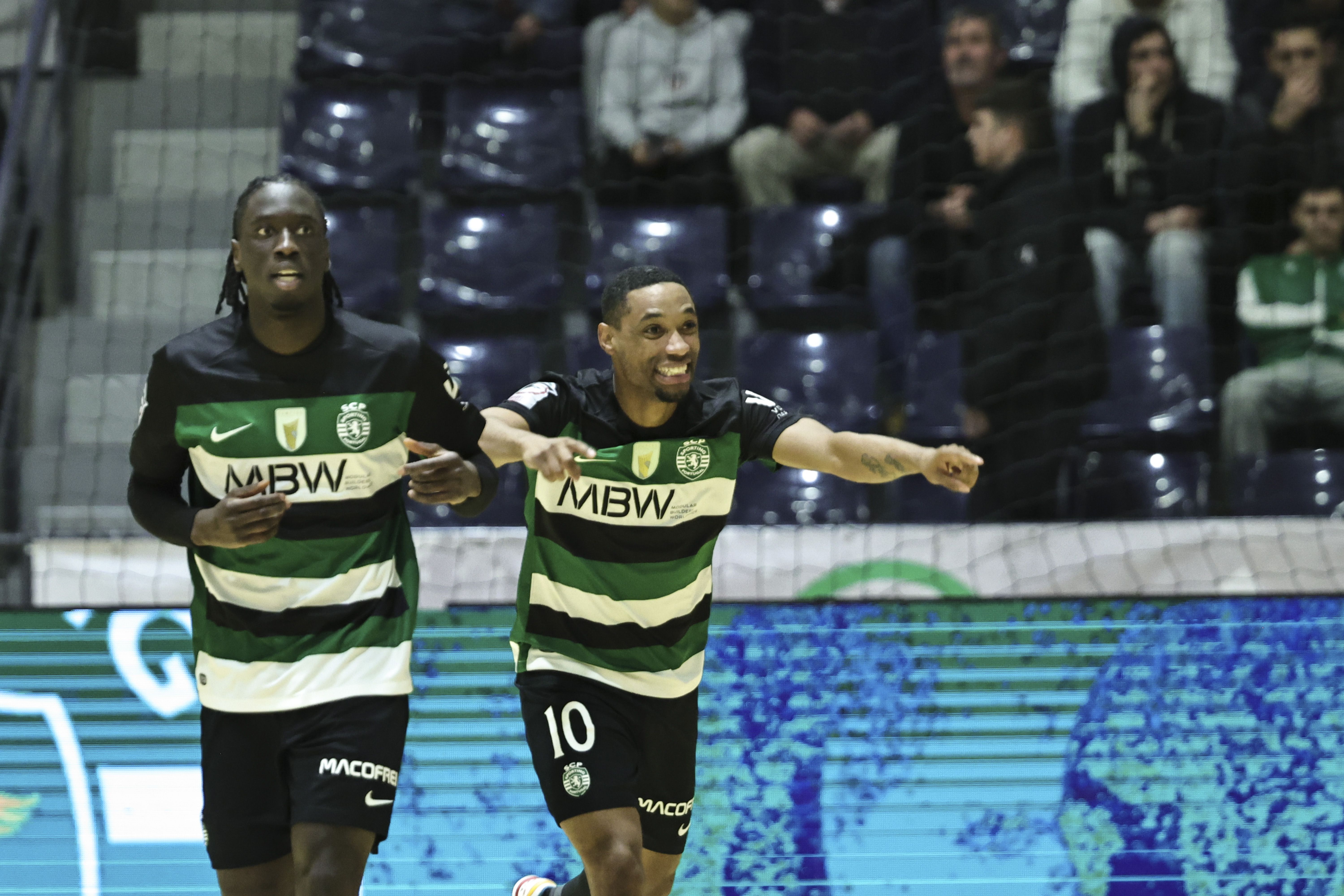 Sporting goleia Benfica e carimba passagem à final da Taça da Liga