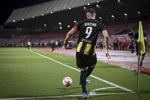 Karim Benzema (Al Ittihad) em ação diante do Al Raed, em Mecca, na Arábia Saudita
