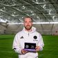 Christian Eriksen segura a placa comemorativa dos 300 jogos que já cumpriu na Premier League