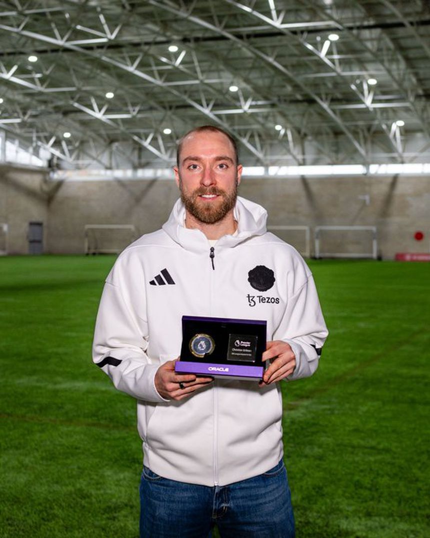 Christian Eriksen segura a placa comemorativa dos 300 jogos que já cumpriu na Premier League
