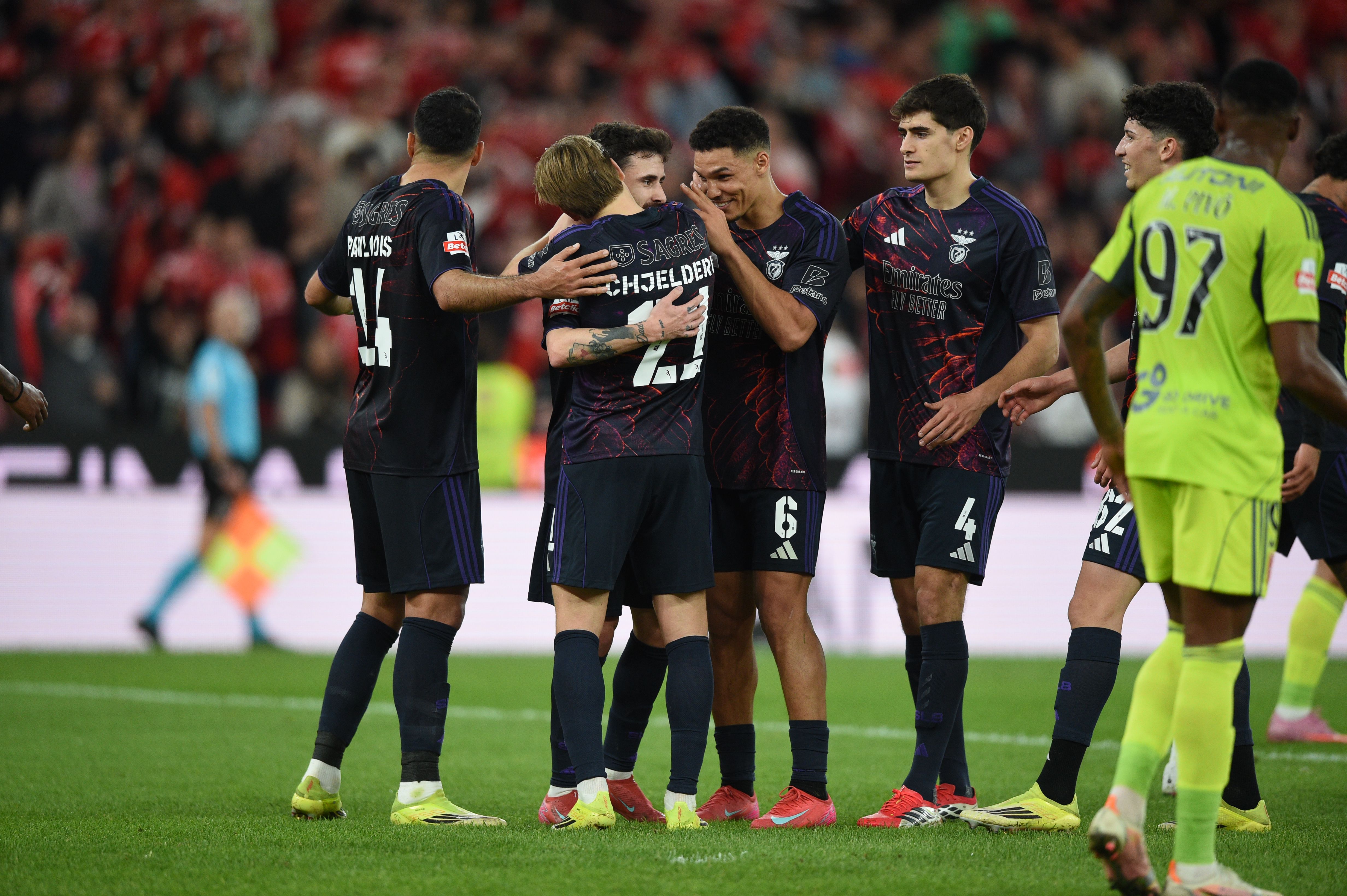 Companheiros de equipa rendidos ao golaço de Rafa - Foto: Sérgio Miguel Santos