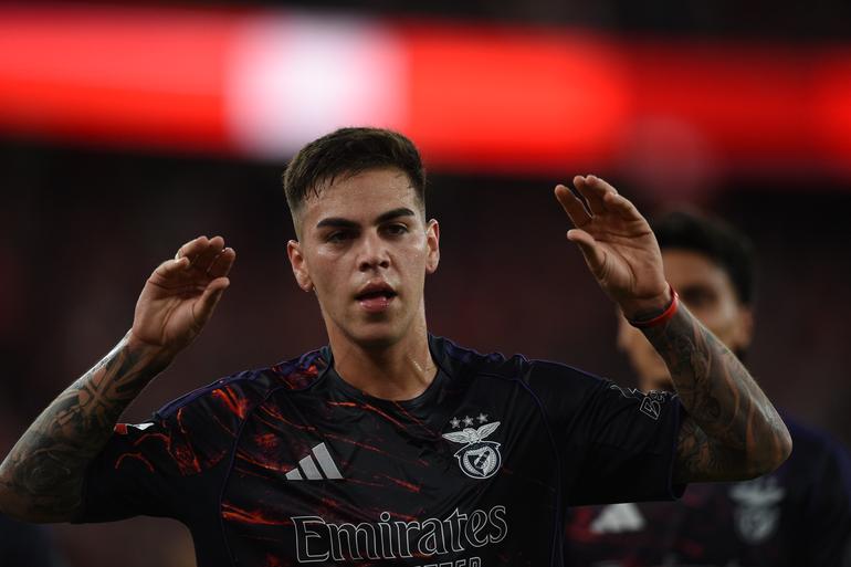 Enzo Barrenechea chegou à Luz por empréstimo do Aston Villa (taxa de €3 M) e as águias têm de pagar os €12 M da opção de compra