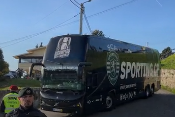 Sporting recebido com cântico de «bicampeão!»